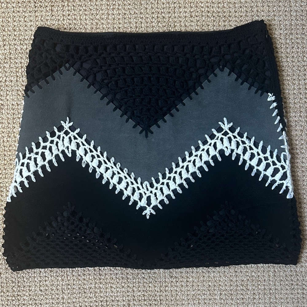 BB Dakota Black Mini Skirt White Crochet Trim Faux Suede Colorblock Size 6